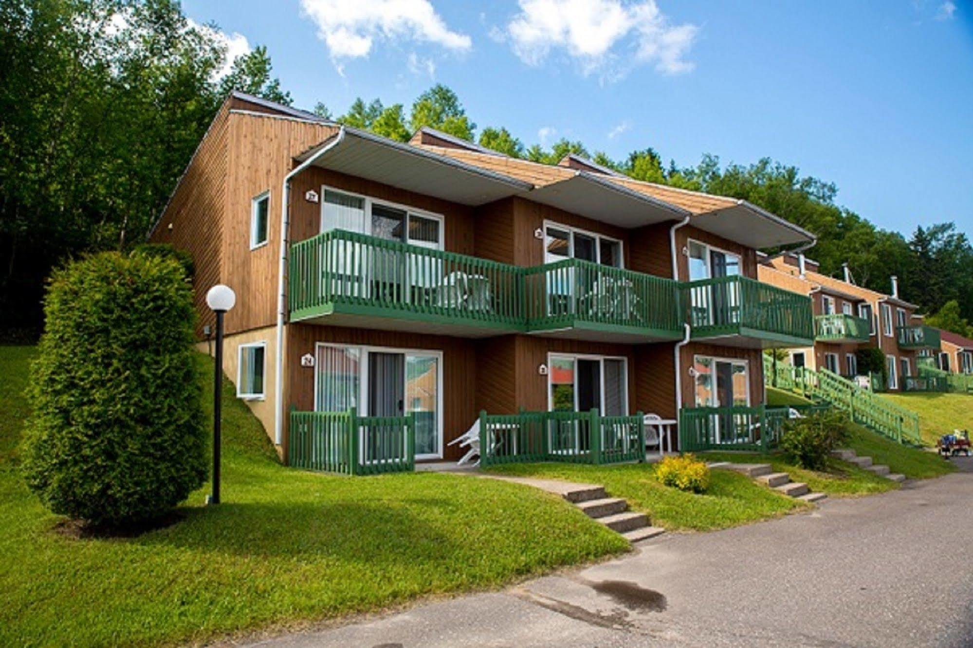 Chalets Condos Sur Le Fjord LʼAnse-Saint-Jean Екстериор снимка
